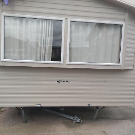 אברגלה D24 Is A 2 Bedroom 6 Berth Caravan Close To The Beach On Whitehouse Leisure Park In Towyn Near Rhyl With Decking And Private Parking Space This Is A Pet Free Caravan מראה חיצוני תמונה