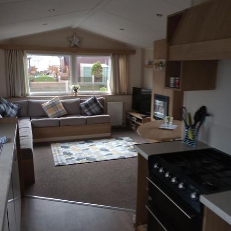 אברגלה D24 Is A 2 Bedroom 6 Berth Caravan Close To The Beach On Whitehouse Leisure Park In Towyn Near Rhyl With Decking And Private Parking Space This Is A Pet Free Caravan מראה חיצוני תמונה