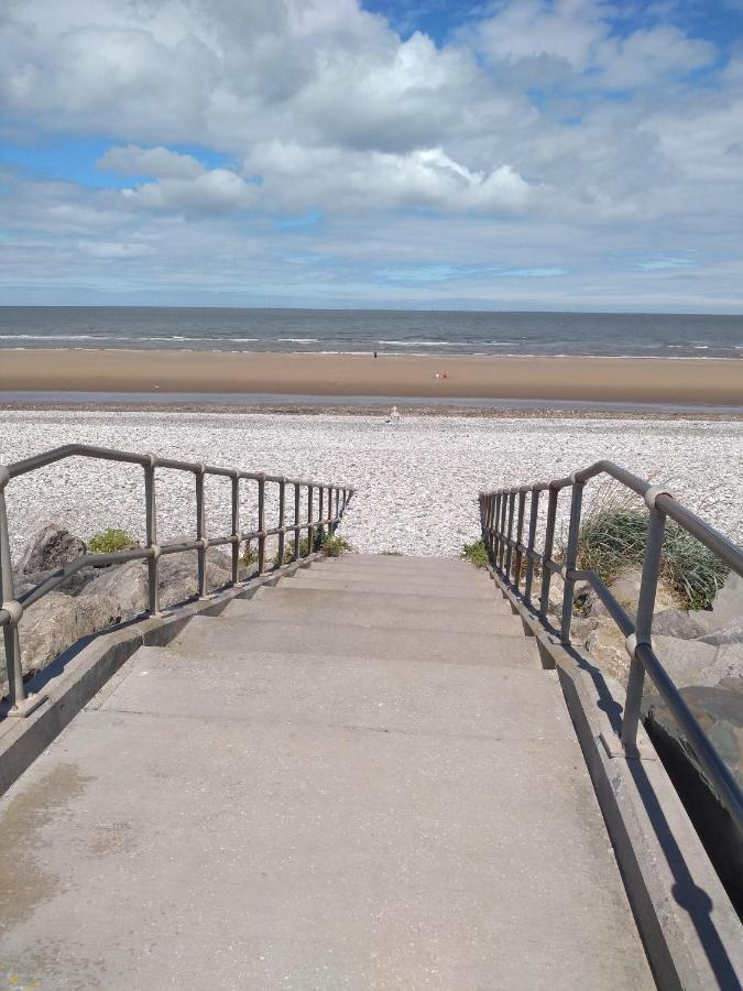 אברגלה D24 Is A 2 Bedroom 6 Berth Caravan Close To The Beach On Whitehouse Leisure Park In Towyn Near Rhyl With Decking And Private Parking Space This Is A Pet Free Caravan מראה חיצוני תמונה