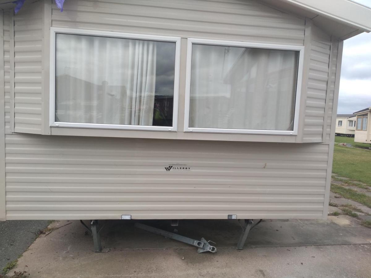 אברגלה D24 Is A 2 Bedroom 6 Berth Caravan Close To The Beach On Whitehouse Leisure Park In Towyn Near Rhyl With Decking And Private Parking Space This Is A Pet Free Caravan מראה חיצוני תמונה