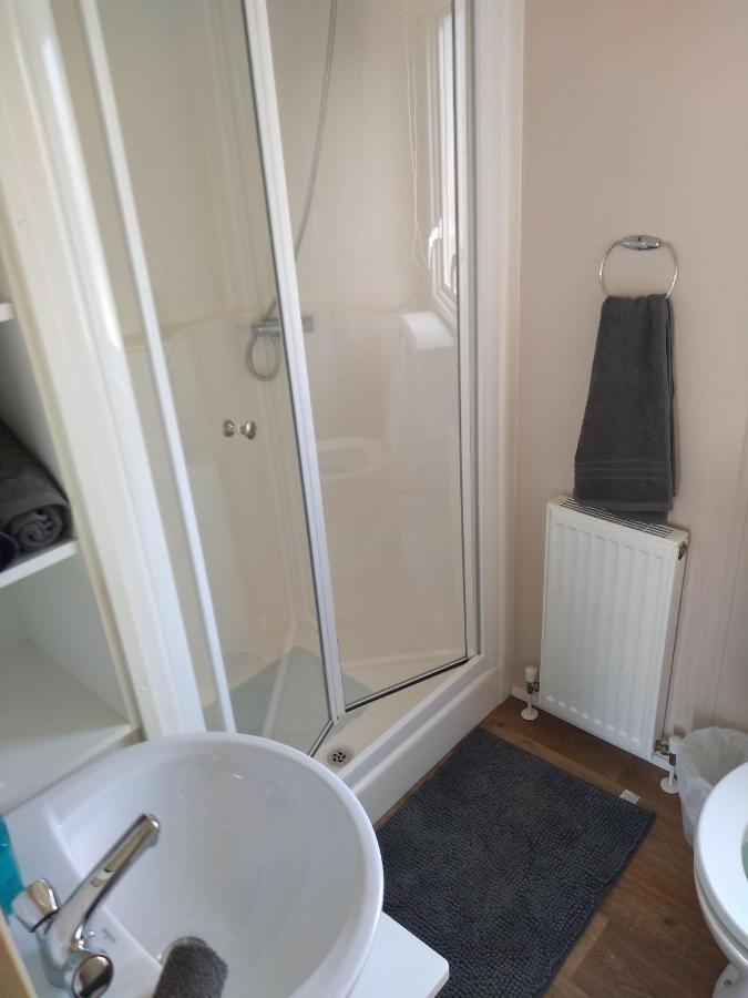 אברגלה D24 Is A 2 Bedroom 6 Berth Caravan Close To The Beach On Whitehouse Leisure Park In Towyn Near Rhyl With Decking And Private Parking Space This Is A Pet Free Caravan מראה חיצוני תמונה