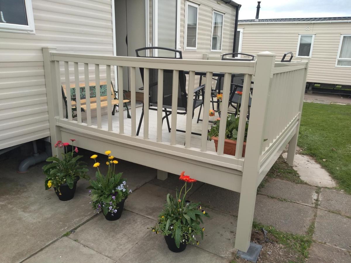 אברגלה D24 Is A 2 Bedroom 6 Berth Caravan Close To The Beach On Whitehouse Leisure Park In Towyn Near Rhyl With Decking And Private Parking Space This Is A Pet Free Caravan מראה חיצוני תמונה