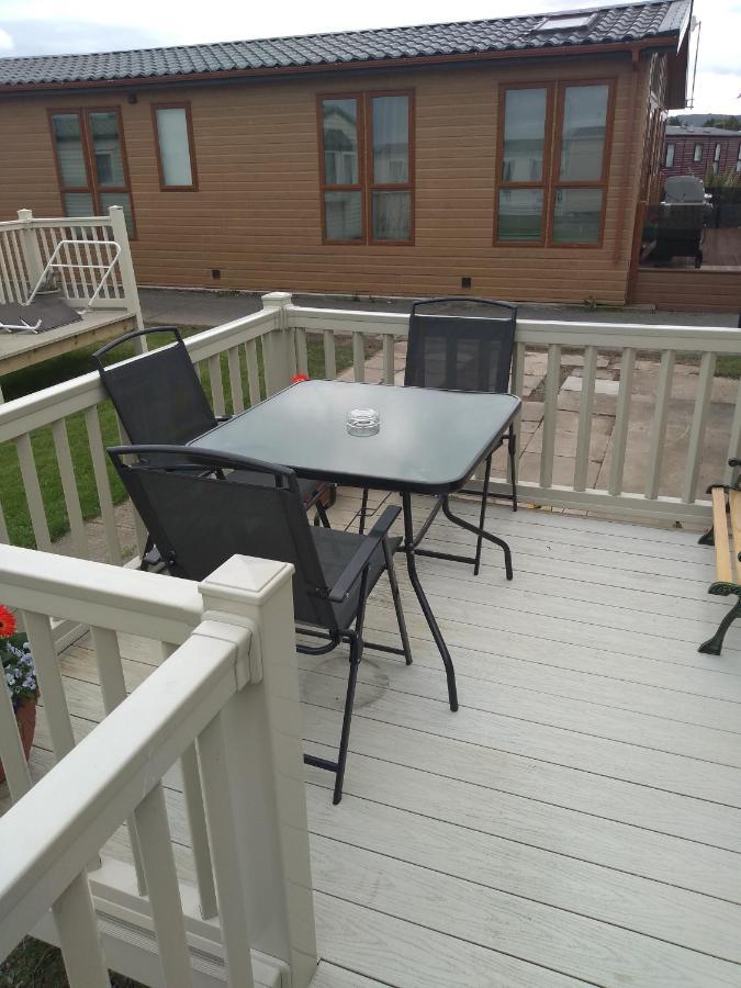 אברגלה D24 Is A 2 Bedroom 6 Berth Caravan Close To The Beach On Whitehouse Leisure Park In Towyn Near Rhyl With Decking And Private Parking Space This Is A Pet Free Caravan מראה חיצוני תמונה