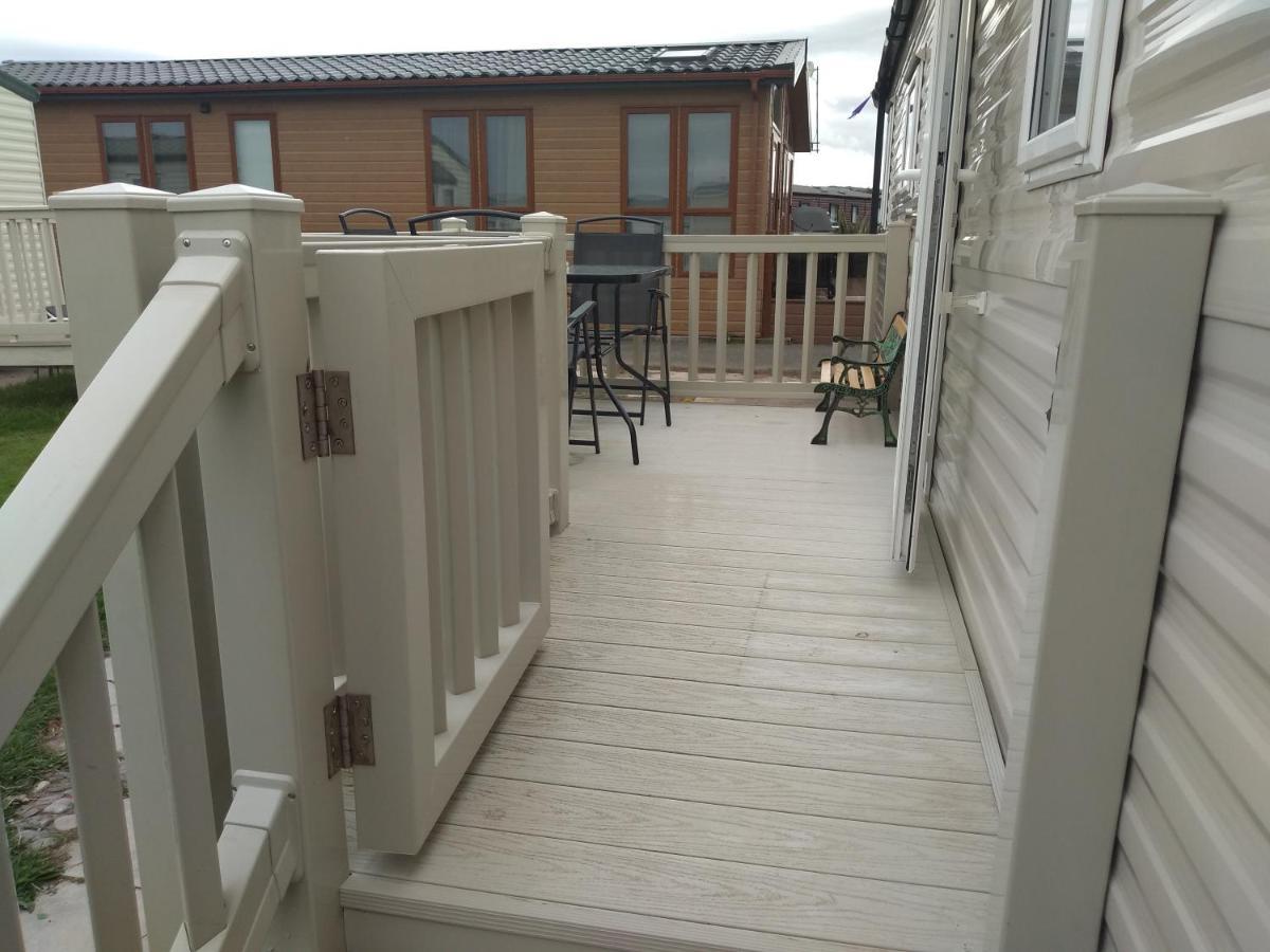אברגלה D24 Is A 2 Bedroom 6 Berth Caravan Close To The Beach On Whitehouse Leisure Park In Towyn Near Rhyl With Decking And Private Parking Space This Is A Pet Free Caravan מראה חיצוני תמונה