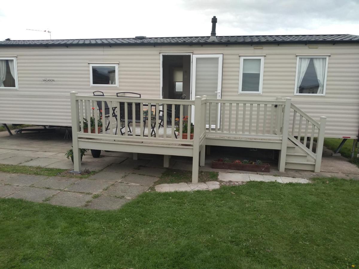 אברגלה D24 Is A 2 Bedroom 6 Berth Caravan Close To The Beach On Whitehouse Leisure Park In Towyn Near Rhyl With Decking And Private Parking Space This Is A Pet Free Caravan מראה חיצוני תמונה
