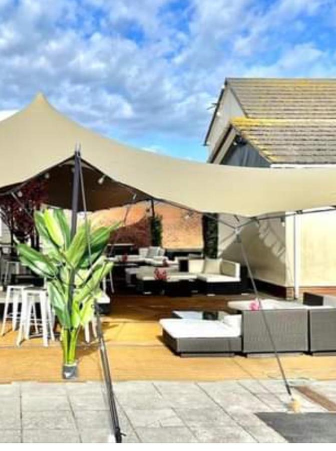 אברגלה D24 Is A 2 Bedroom 6 Berth Caravan Close To The Beach On Whitehouse Leisure Park In Towyn Near Rhyl With Decking And Private Parking Space This Is A Pet Free Caravan מראה חיצוני תמונה