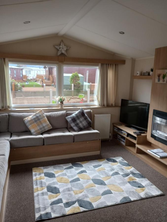 אברגלה D24 Is A 2 Bedroom 6 Berth Caravan Close To The Beach On Whitehouse Leisure Park In Towyn Near Rhyl With Decking And Private Parking Space This Is A Pet Free Caravan מראה חיצוני תמונה