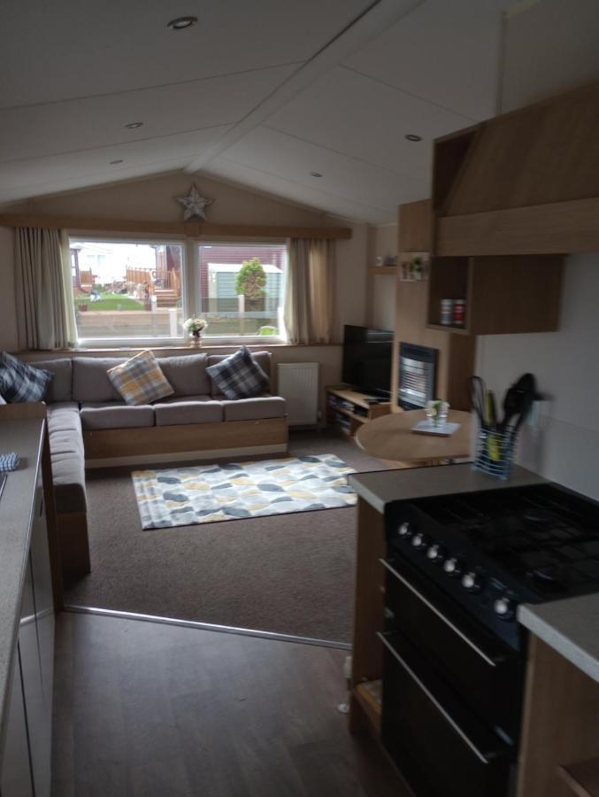 אברגלה D24 Is A 2 Bedroom 6 Berth Caravan Close To The Beach On Whitehouse Leisure Park In Towyn Near Rhyl With Decking And Private Parking Space This Is A Pet Free Caravan מראה חיצוני תמונה