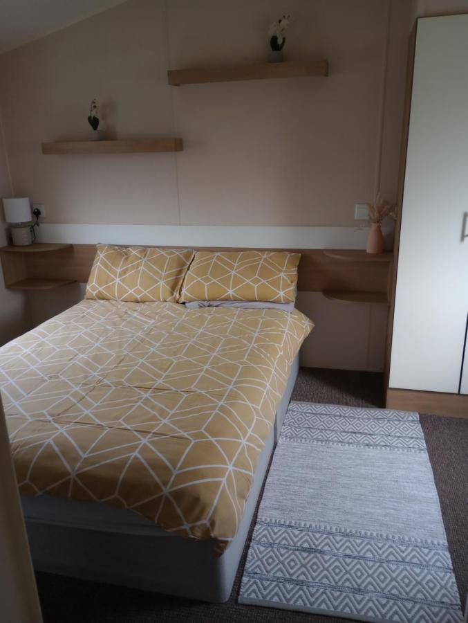 אברגלה D24 Is A 2 Bedroom 6 Berth Caravan Close To The Beach On Whitehouse Leisure Park In Towyn Near Rhyl With Decking And Private Parking Space This Is A Pet Free Caravan מראה חיצוני תמונה