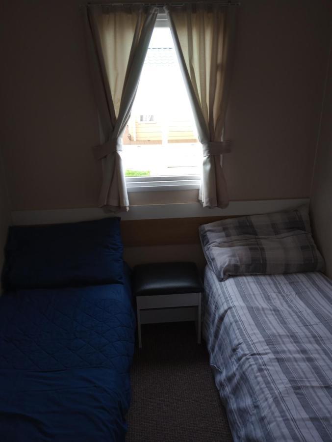 אברגלה D24 Is A 2 Bedroom 6 Berth Caravan Close To The Beach On Whitehouse Leisure Park In Towyn Near Rhyl With Decking And Private Parking Space This Is A Pet Free Caravan מראה חיצוני תמונה