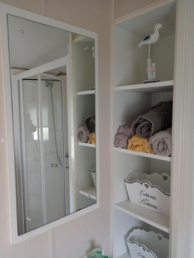 אברגלה D24 Is A 2 Bedroom 6 Berth Caravan Close To The Beach On Whitehouse Leisure Park In Towyn Near Rhyl With Decking And Private Parking Space This Is A Pet Free Caravan מראה חיצוני תמונה