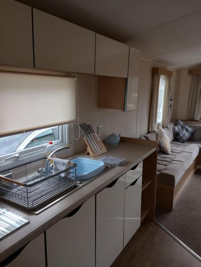 אברגלה D24 Is A 2 Bedroom 6 Berth Caravan Close To The Beach On Whitehouse Leisure Park In Towyn Near Rhyl With Decking And Private Parking Space This Is A Pet Free Caravan מראה חיצוני תמונה