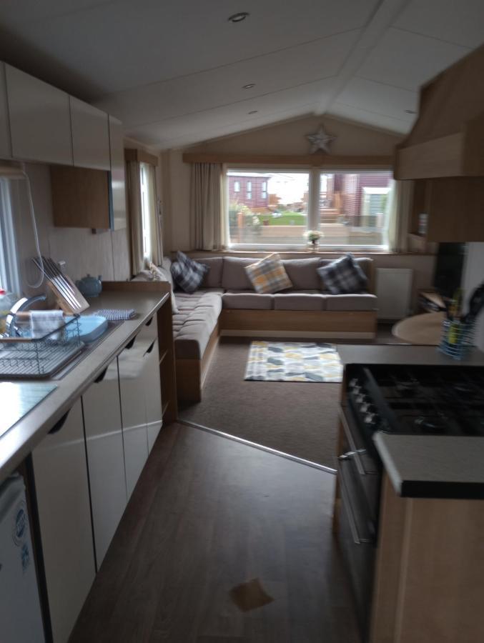 אברגלה D24 Is A 2 Bedroom 6 Berth Caravan Close To The Beach On Whitehouse Leisure Park In Towyn Near Rhyl With Decking And Private Parking Space This Is A Pet Free Caravan מראה חיצוני תמונה