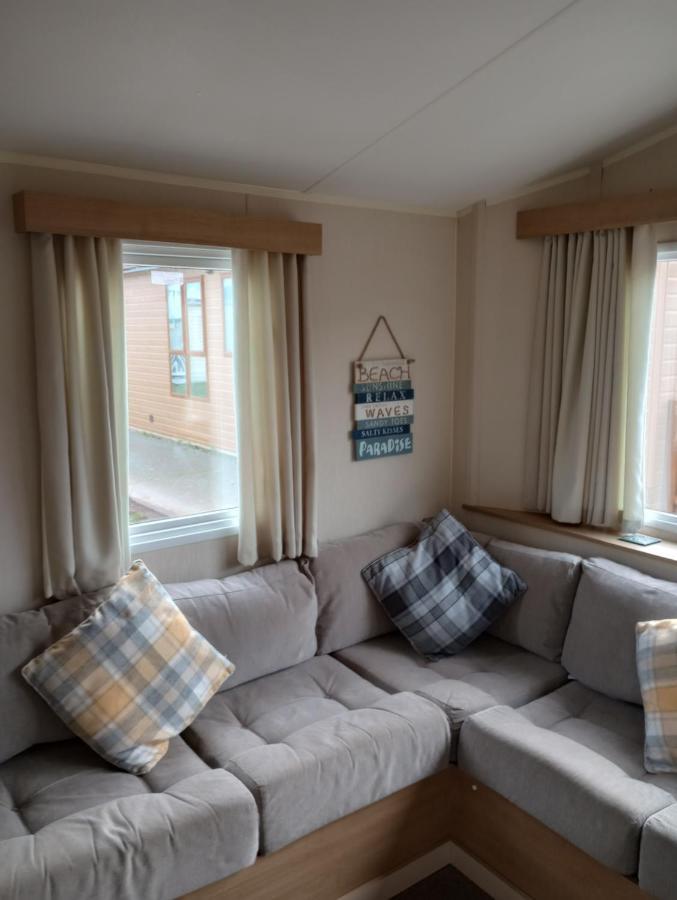 אברגלה D24 Is A 2 Bedroom 6 Berth Caravan Close To The Beach On Whitehouse Leisure Park In Towyn Near Rhyl With Decking And Private Parking Space This Is A Pet Free Caravan מראה חיצוני תמונה